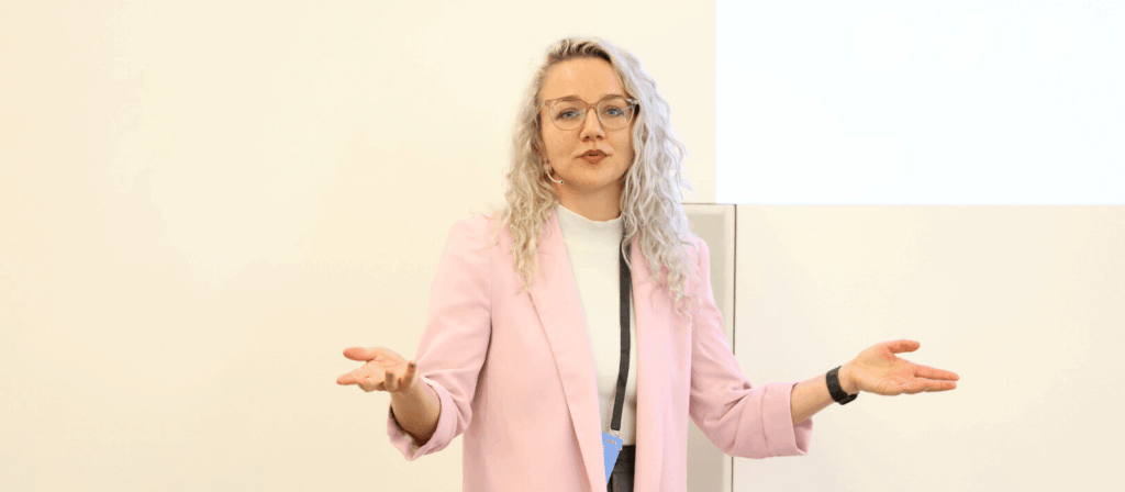 e-dialog Expertin erklärt Strategien und Best Practices im Performancemarketing bei Vortrag auf Marketingkonferenz.