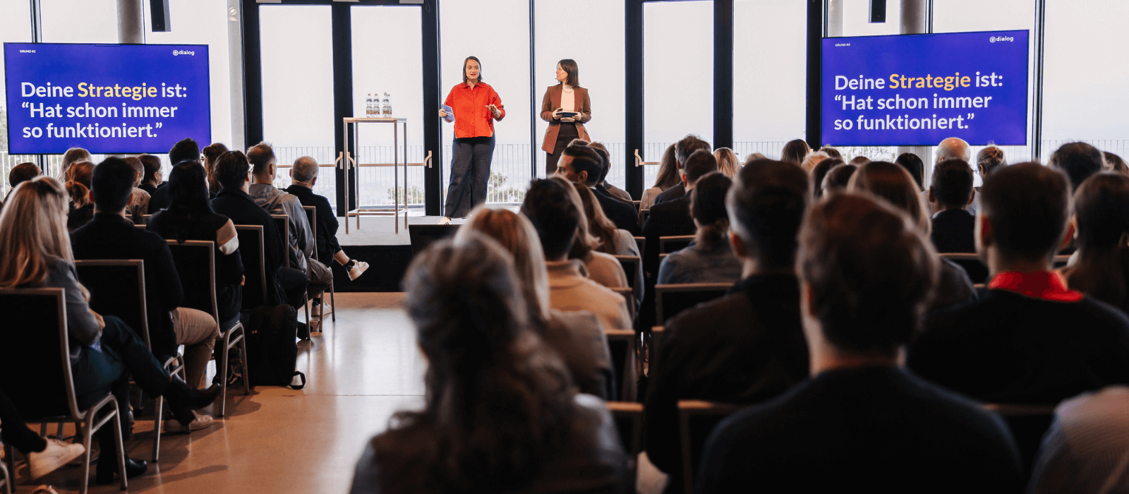 e-dialog Expertinnen referieren zum Thema Digitalstrategie bei einer e-dialog Marketingkonferenz