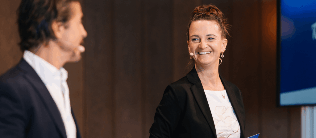 e-dialog Expertin f&uuml;hrt ein Gespr&auml;ch &uuml;ber datengetriebenes Marketing zur Leadgenerierung auf der B&uuml;hne einer Marketingkonferenz.