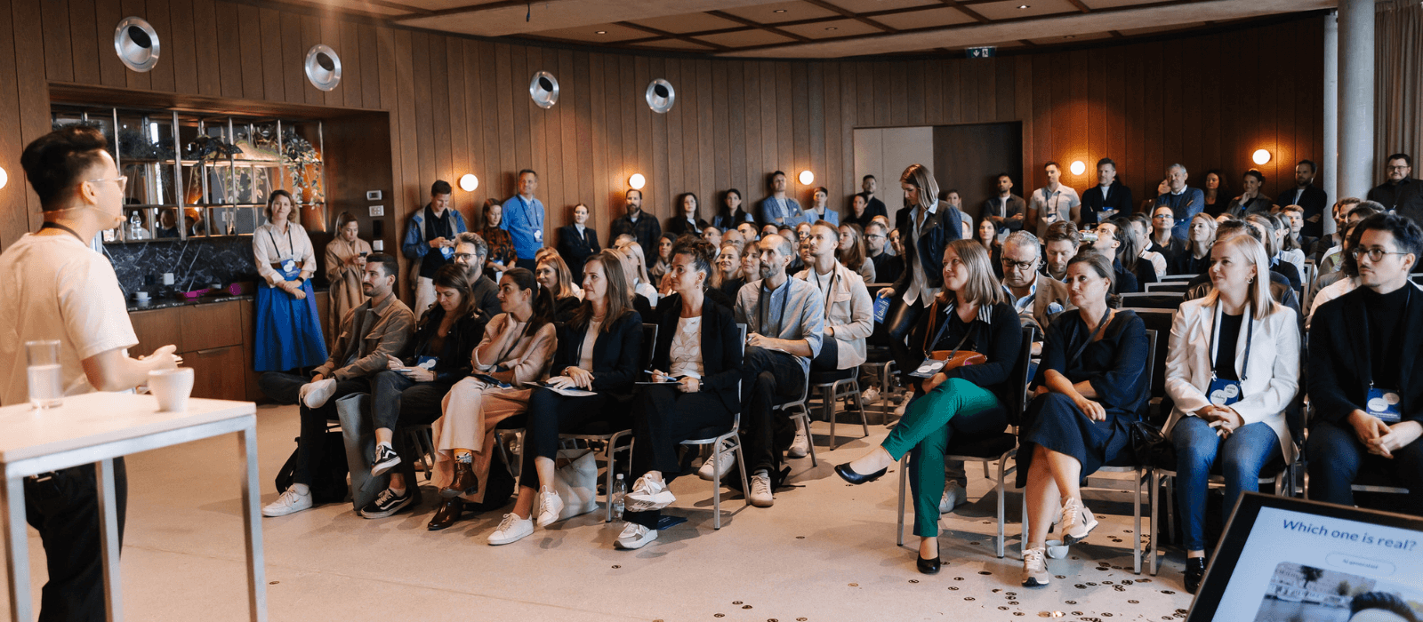 e-dialog Experte h&auml;lt Vortrag vor Publikum &uuml;ber Brand-Awareness bei Marketing Konferenz.