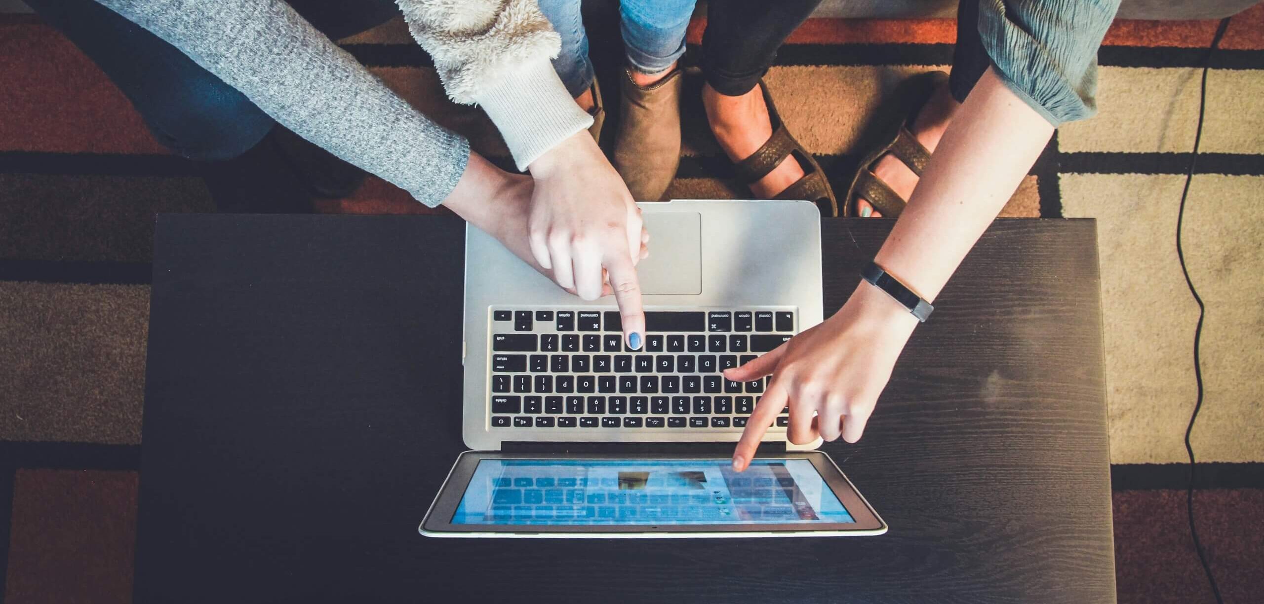 Hände auf einem Laptop