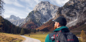 Ein Wanderer nutzt das schöne Wetter für eine Herbstwanderung durch das bunt gefärbte Falzthurntal im Naturpark Karwendel. Im Bild ragt das Sonnjoch markant in die Höhe. /// A hiker takes advantage of the glorious weather to enjoy an autumn walk in the colourful Falzthurntal valley in the Nature Park Karwendel, with the impressive Sonnjoch mountain as a backdrop.