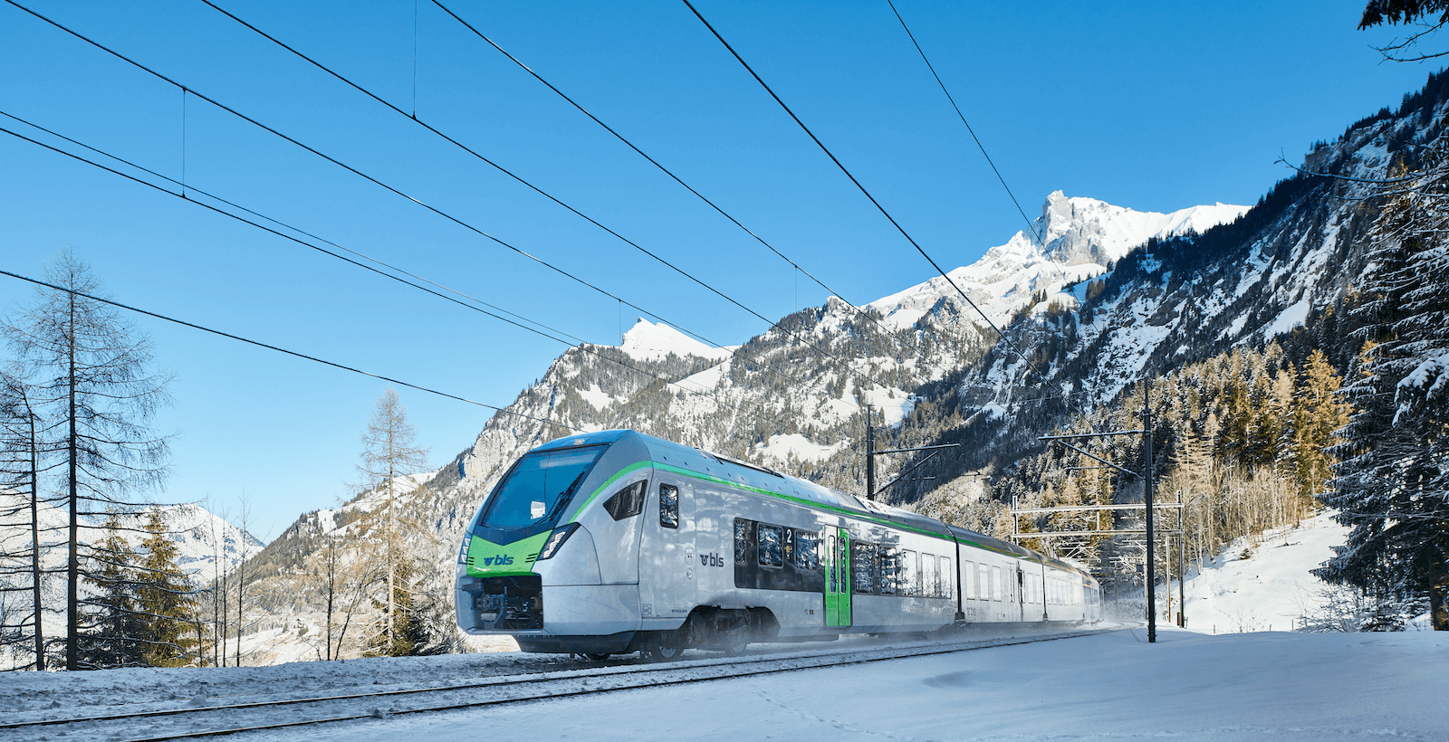 Zug der BLS in Schneelandschaft